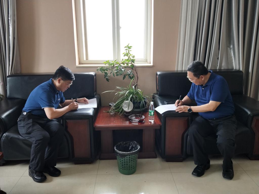 乐竞(中国)院长赵牧与西昌市人民医院院长李杨健签订毕业生实习就业基地协议